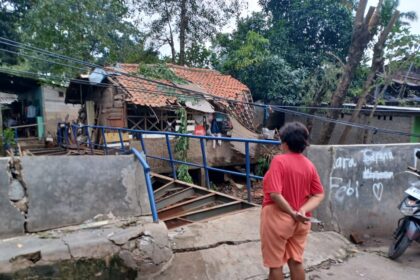 Jembatan akses warga RW 03, Kelurahan Cipinang Melayu, Kecamatan Makasar, Jakarta Timur, yang rusak tertimpa pohon bakal digeber petugas terkait. Ditarget rampung pekan ini, Senin (27/2). Foto: Joesvicar Iqbal/ipol.id