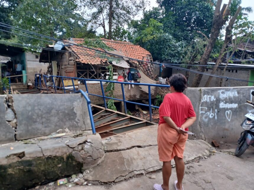 Jembatan akses warga RW 03, Kelurahan Cipinang Melayu, Kecamatan Makasar, Jakarta Timur, yang rusak tertimpa pohon bakal digeber petugas terkait. Ditarget rampung pekan ini, Senin (27/2). Foto: Joesvicar Iqbal/ipol.id