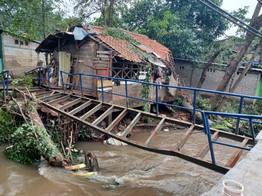 Jalan Kali Sunter, RW 03, Kelurahan Cipinang Melayu, Kecamatan Makasar, Jakarta Timur, amblas tidak bisa dilintasi mobil. Di lokasi berdekatan jembatan yang sebelumnya tertimpa pohon juga tidak bisa dilintasi warga, Sabtu (25/2). Foto: Joesvicar Iqbal/ipol.id