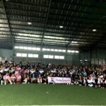 Para sukarelawan Srikandi bersama para peserta saat kegiatan pasar kuliner Usaha Mikro Kecil dan Menengah (UMKM) jajan gratis dan liga futsal putri digelar Srikandi Ganjar Jabar di Kelurahan Lemahabang, Kecamatan Indramayu, Kabupaten Indramayu, Sabtu (25/2). Foto: Ist