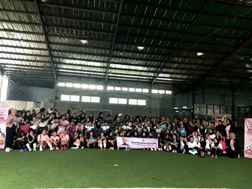 Para sukarelawan Srikandi bersama para peserta saat kegiatan pasar kuliner Usaha Mikro Kecil dan Menengah (UMKM) jajan gratis dan liga futsal putri digelar Srikandi Ganjar Jabar di Kelurahan Lemahabang, Kecamatan Indramayu, Kabupaten Indramayu, Sabtu (25/2). Foto: Ist