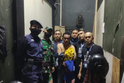 Petugas Transjakarta mengamankan pelaku pelecehan seksual dalam armada bus Transjakarta. Foto: Transjakarta