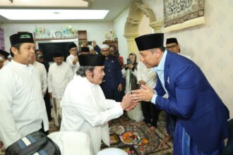 Ketua Umum Partai Demokrat, Agus Harimurti Yudhoyono bersama Rhoma Irama turut menghadiri haul KH Zainudin MZ. Foto: Demokrat DKI