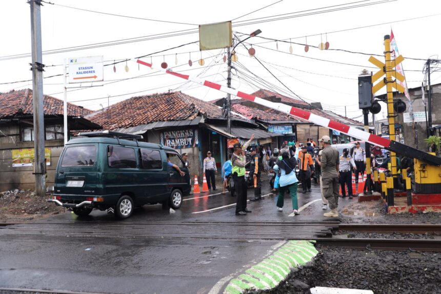 Pj Gubernur DKI Jakarta, Heru Budi Hartono memberlakukan sistem satu arah di jalan inspeksi dekat stasiun Kalideres. Foto: PPID Jakarta