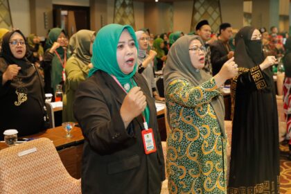 Ratusan Nyai dan Ning dari 27 kabupaten/kota di Jawa Barat (Jabar) menggelar doa bersama agar Indonesia diberikan pemimpin yang tepat dan amanah, yang mereka yakini adalah Ganjar pada Minggu (26/2). Foto: Nyai dan Ning Hisnu Jabar