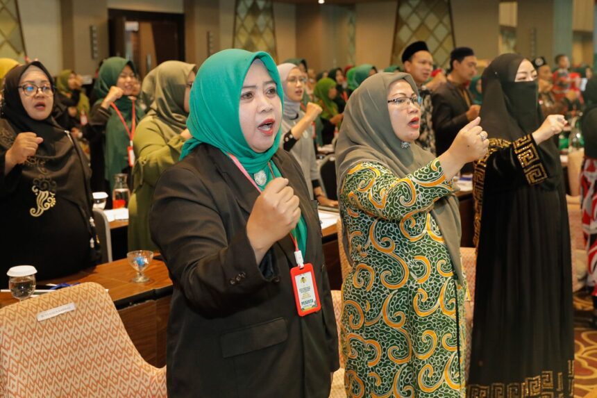 Ratusan Nyai dan Ning dari 27 kabupaten/kota di Jawa Barat (Jabar) menggelar doa bersama agar Indonesia diberikan pemimpin yang tepat dan amanah, yang mereka yakini adalah Ganjar pada Minggu (26/2). Foto: Nyai dan Ning Hisnu Jabar