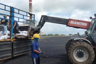 PT PLN (Persero) mengoptimalkan pemanfaatan abu sisa pembakaran batu bara dari Pembangkit Listrik Tenaga Uap (PLTU) dalam bentuk Fly Ash dan Bottom Ash (FABA) untuk memperbaiki infrastruktur tanggul yang rusak akibat banjir di Semarang, Jawa Tengah. Foto: PT PLN (Persero)