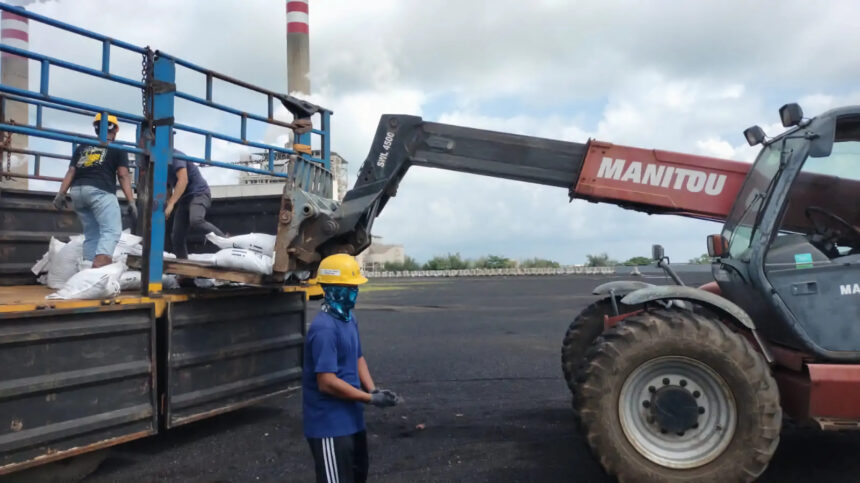 PT PLN (Persero) mengoptimalkan pemanfaatan abu sisa pembakaran batu bara dari Pembangkit Listrik Tenaga Uap (PLTU) dalam bentuk Fly Ash dan Bottom Ash (FABA) untuk memperbaiki infrastruktur tanggul yang rusak akibat banjir di Semarang, Jawa Tengah. Foto: PT PLN (Persero)