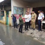 Pj Gubernur DKI Jakarta, Heru Budi Hartono meninjau area terdampak banjir di Jakarta Barat. Foto: Pemkot Jakbar