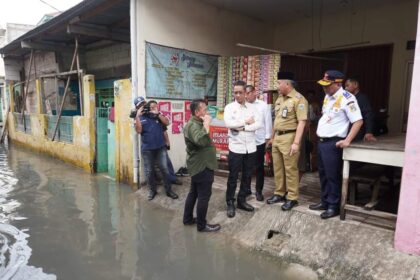 Pj Gubernur DKI Jakarta, Heru Budi Hartono meninjau area terdampak banjir di Jakarta Barat. Foto: Pemkot Jakbar