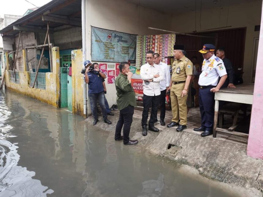 Pj Gubernur DKI Jakarta, Heru Budi Hartono meninjau area terdampak banjir di Jakarta Barat. Foto: Pemkot Jakbar