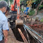 Jalan TB Simatupang, Cilandak Barat, Cilandak arah Jalan Raya Fatmawati amblas, petugas Sudin Sumber Daya Air (SDA) Jakarta Selatan melakukan perbaikan dan menemui kendala utilitas di lokasi, Senin (27/2). Foto: Joesvicar Iqbal/ipol.id