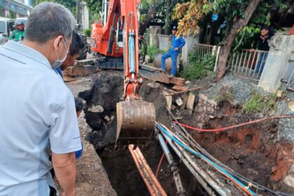 Jalan TB Simatupang, Cilandak Barat, Cilandak arah Jalan Raya Fatmawati amblas, petugas Sudin Sumber Daya Air (SDA) Jakarta Selatan melakukan perbaikan dan menemui kendala utilitas di lokasi, Senin (27/2). Foto: Joesvicar Iqbal/ipol.id