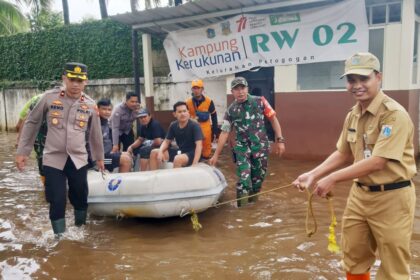 Aparat Polsek Kebayoran Baru dan tiga pilar melakukan evakuasi warga di RW 02 dan 03, Kelurahan Petogogan, Kecamatan Kebayoran Baru, Jakarta Selatan, dengan perahu karet, Senin (27/2). Foto: Humas Polsek Kebayoran Baru