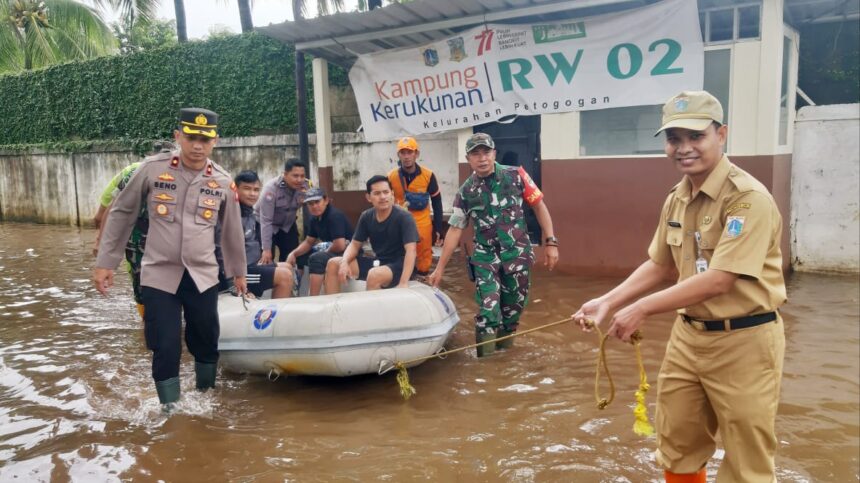 Aparat Polsek Kebayoran Baru dan tiga pilar melakukan evakuasi warga di RW 02 dan 03, Kelurahan Petogogan, Kecamatan Kebayoran Baru, Jakarta Selatan, dengan perahu karet, Senin (27/2). Foto: Humas Polsek Kebayoran Baru