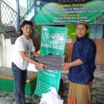 Santri Dukung Ganjar Jabodetabek memberikan bantuan printer kepada pengurus Pondok Pesantren Al Bayyinah di Kelurahan Rawabadak Utara, Kecamatan Koja, Jakarta Utara, Senin (27/2). Foto: Santri Dukung Ganjar Jabodetabek