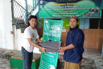 Santri Dukung Ganjar Jabodetabek memberikan bantuan printer kepada pengurus Pondok Pesantren Al Bayyinah di Kelurahan Rawabadak Utara, Kecamatan Koja, Jakarta Utara, Senin (27/2). Foto: Santri Dukung Ganjar Jabodetabek