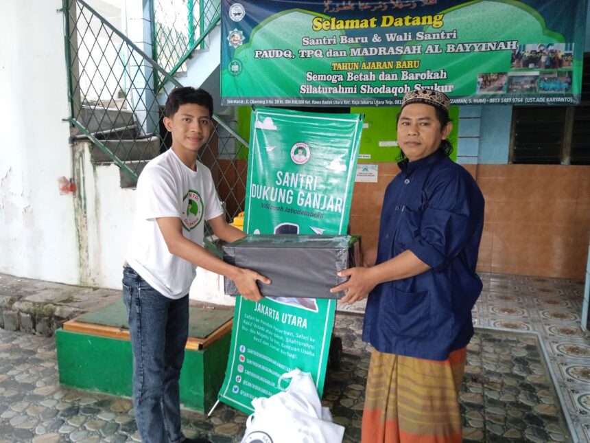 Santri Dukung Ganjar Jabodetabek memberikan bantuan printer kepada pengurus Pondok Pesantren Al Bayyinah di Kelurahan Rawabadak Utara, Kecamatan Koja, Jakarta Utara, Senin (27/2). Foto: Santri Dukung Ganjar Jabodetabek