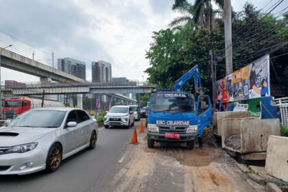 Di lokasi jalan ambles di Jalan RA Kartini-Jalan TB Simatupang mengarah Jalan Raya Fatmawati, Cilandak Barat, Cilandak, Jakarta Selatan, kemacetan terjadi. Mobil dan motor satu persatu melintasi satu lajur yang masih bisa dilewati, Selasa (28/2). Foto: Joesvicar Iqbal/ipol.id