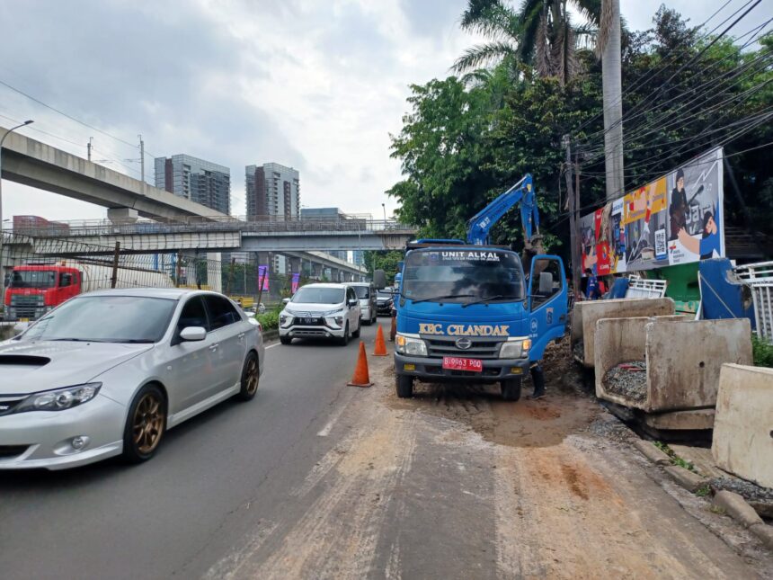 Di lokasi jalan ambles di Jalan RA Kartini-Jalan TB Simatupang mengarah Jalan Raya Fatmawati, Cilandak Barat, Cilandak, Jakarta Selatan, kemacetan terjadi. Mobil dan motor satu persatu melintasi satu lajur yang masih bisa dilewati, Selasa (28/2). Foto: Joesvicar Iqbal/ipol.id