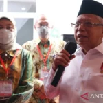 Wakil Presiden Ma'ruf Amin didampingi Menteri Ketenagakerjaan Ida Fauziyah saat memberi keterangan pers usai peresmian Balai Latihan Kerja (BLK) Komunitas tahun 2022 dan Festival Kemandirian BLK Komunitas di Pondok Pesantren Manhalul Ma’arif Nahdlatul Ulama Darek, Lombok Tengah, Nusa Tenggara Barat, Jumat (10/2/2023). ANTARA/Desca Lidya Natalia/aa.