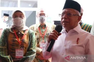 Wakil Presiden Ma'ruf Amin didampingi Menteri Ketenagakerjaan Ida Fauziyah saat memberi keterangan pers usai peresmian Balai Latihan Kerja (BLK) Komunitas tahun 2022 dan Festival Kemandirian BLK Komunitas di Pondok Pesantren Manhalul Ma’arif Nahdlatul Ulama Darek, Lombok Tengah, Nusa Tenggara Barat, Jumat (10/2/2023). ANTARA/Desca Lidya Natalia/aa.