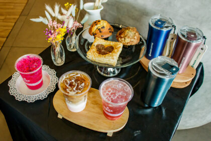 Enam menu baru dari Maxx Coffee; Hanami Latte, Lush Pink Dragon Fruit, Sparkling Rose Tea, Chocolate Chip Muffin, Blueberry Muffin, dan Italian Meatball Puff. (Aldirian Fahwi/ipol.id)