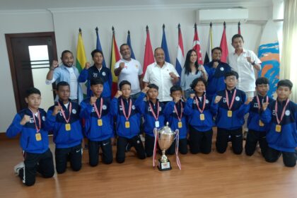 Marciano Norman Menerima Juara Pertama Piala Bergilir KONI Pusat. Istimewa