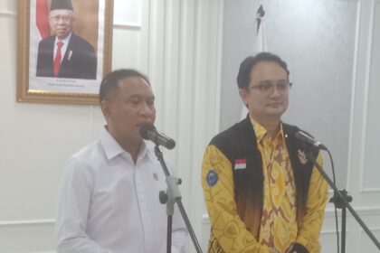 Menteri Pemuda dan Olahraga Zainudin Amali menerima audience PB Persatuan Bowling Indonesia (PBI) di Grha Kemenpora Lt. 10, Senayan, Jakarta, Senin (13/02/2023). Foto/bambang