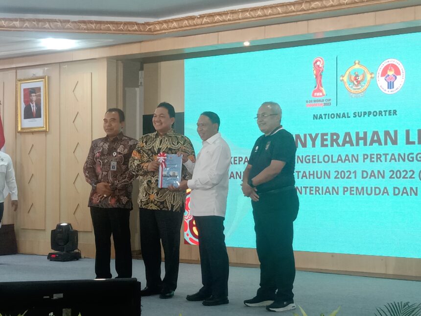 Menteri Pemuda dan Olahraga Republik Indonesia (Menpora RI) Zainudin Amali menerima Laporan Hasil Pemeriksaan (LHP) Kepatuhan Pengelolaan Pertanggungjawaban Belanja Barang Tahun 2021- 2022 (s.d Triwulan III) Pada Kementerian Pemuda dan Olahraga di Wisma Kemenpora, Rabu (22/2) siang
