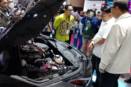 IKetua Umum Perkumpulan Industri Kendaaran Listrik Indonesia (Periklindo) yang juga menjabat sebagai Kepala Staf Kepresidenan (KSP) Moeldoko (kedua kanann) tengah berbincang dengan Head of Public Relations PT Toyota-Astra Motor (TAM) Dimas Aska, di depan Toyota bZ4X pada ajang Indonesia International Motor Show (IIMS) 2023, di JIExpo Kemayoran, Jakarta, Jumat (24/2). (ANTARA/Ho/Toyota)