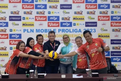 Ketua Tim Jakarta Elektrik PLN Arsyadany Akmalaputri (ketiga kanan) dan Wakil Direktur Proliga Reginald Nelwan (keempat kanan) berfoto bersama usai jumpa pers PLN Mobile Proliga 2023, di Kota Malang, Jawa Timur, Rabu (8/2/2023). ANTARA