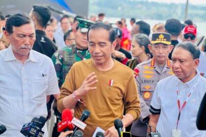 Presiden Jokowi memberikan keterangan pers usai menyaksikan F Powerboat di Danau Toba Sumut Minggu