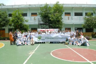 Dalam kunjungan kegiatan Eco-Bition Road Show di Kota Surabaya, Sharp Indonesia menggelar program Corporate Social Responsibility (CSR), Sharp Eco-Bition Workshop di SMAN 13 Surabaya. Foto: Sharp