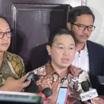 Pengacara keluarga Ferdy Sambo, Arman Hanis (tengah) memberikan keterangan kepada wartawan di Pengadilan Negeri Jakarta Selatan, Jakarta, Senin (13/2/2023). ANTARA