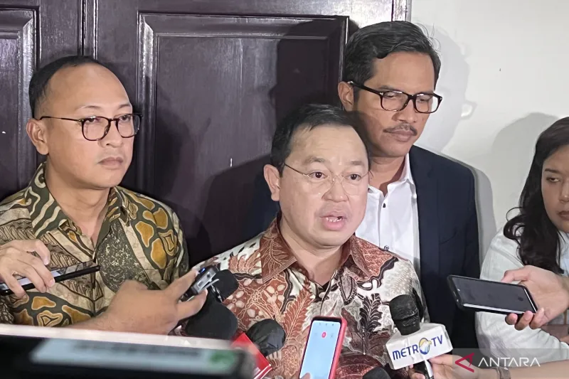 Pengacara keluarga Ferdy Sambo, Arman Hanis (tengah) memberikan keterangan kepada wartawan di Pengadilan Negeri Jakarta Selatan, Jakarta, Senin (13/2/2023). ANTARA