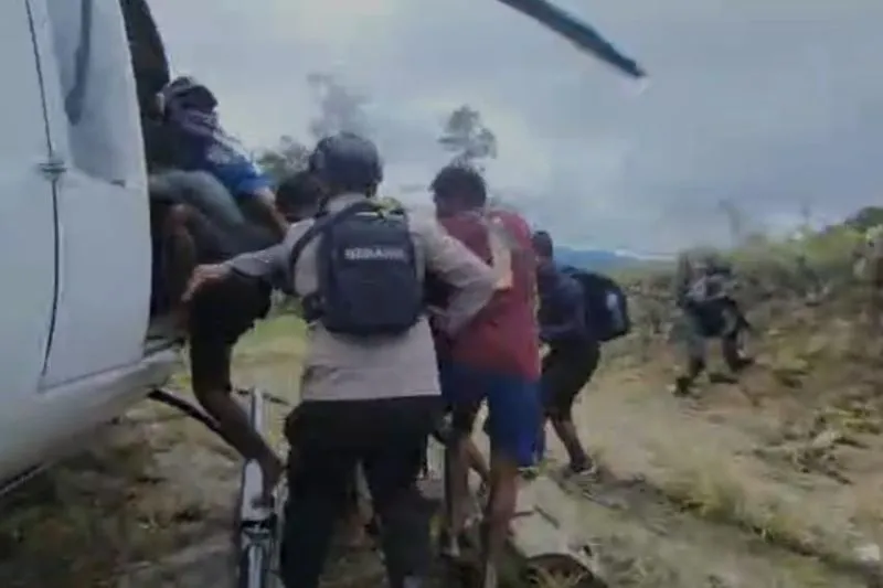 Foto: Proses evakuasi pekerja bangunan puskesmas di Kabupaten Nduga, Papua Pegunungan oleh personel gabungan TNI-Polri, Selasa (7/2/2023). ANTARA/HO-Divisi Humas Polri.