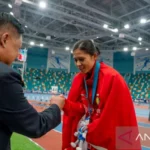 Atlet lari Indonesia Sri Maya Sari saat menerima medali perunggu pada Asian Indoor Athletics Championships (AIAC) ke-10, di Kazakhstan, 10-12 Februari 2023. ANTARA/HO-PASI