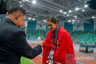 Atlet lari Indonesia Sri Maya Sari saat menerima medali perunggu pada Asian Indoor Athletics Championships (AIAC) ke-10, di Kazakhstan, 10-12 Februari 2023. ANTARA/HO-PASI