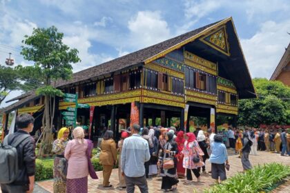 Meriah, Khazanah Piasan Nanggroe (KPN) 2023 resmi diluncurkan di Anjungan Aceh Taman Mini Indonesia Indah (TMII), Jakarta Timur, Selasa (28/2). Para tamu undangan KPN 2023 dijamu dengan khanduri kuah beulangong (makan bersama kuliner khas Aceh kari daging). Foto: Joesvicar Iqbal/ipol.id