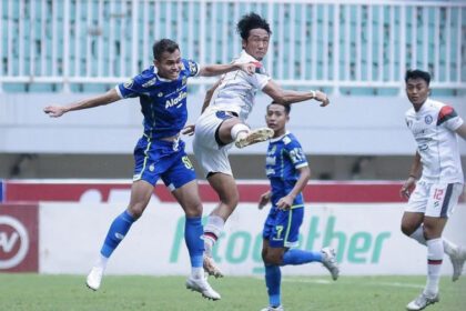 Rezaldi Hehanussa dan Renshi Yamaguchi melakukan duel udara. (Instagram.com/aremafcofficial)