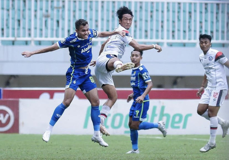 Rezaldi Hehanussa dan Renshi Yamaguchi melakukan duel udara. (Instagram.com/aremafcofficial)