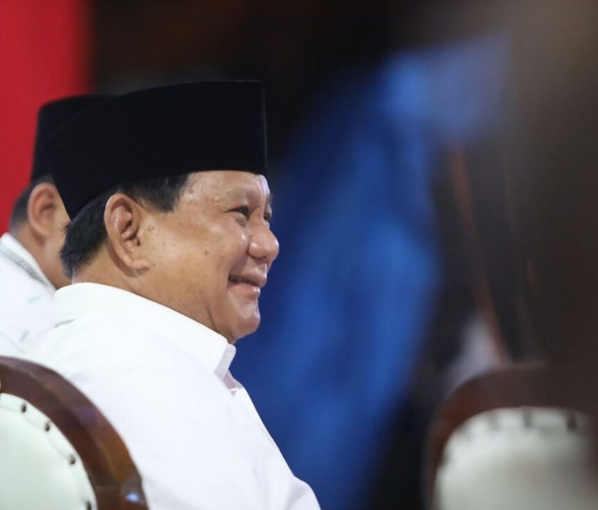 Prabowo Subianto menyambut kedatangan Ketua DPP Partai NasDem, Surya Paloh. Foto: Instagram Pribadi