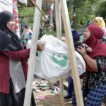 Relawan Ganjar Milenial Center (GMC) Sukabumi, Jawa Barat (Jabar) memeriksa kesehatan balita dan memberi penambahan paket gizi di Desa Cipeuteuy, Kabandungan, Sukabumi, Jawa Barat, Selasa (28/2). Foto: GMC