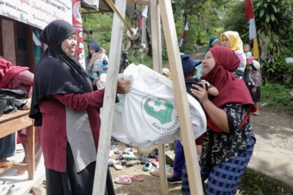 Relawan Ganjar Milenial Center (GMC) Sukabumi, Jawa Barat (Jabar) memeriksa kesehatan balita dan memberi penambahan paket gizi di Desa Cipeuteuy, Kabandungan, Sukabumi, Jawa Barat, Selasa (28/2). Foto: GMC