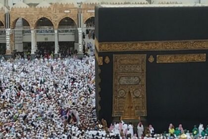 Jamaah hari dari seluruh dunia melakukan tawaf mengelilingi Kakbah. Ini adalah kiblatnya umat Islan. Foto: Kemenag