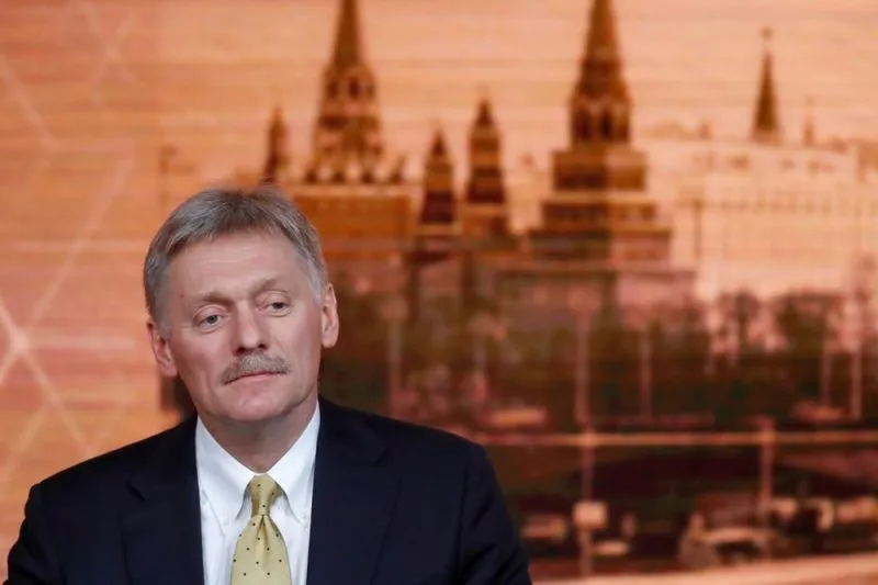 Juru bicara Kremlin Dmitry Peskov mendengarkan konferensi pers akhir tahun Presiden Rusia Vladimir Putin di Moskow, Rusia, 19 Desember 2019. (ANTARA/REUTERS/Evgenia Novozhenina/as)
