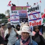 Ratusan umat Muslim turun ke jalan untuk memprotes partisipasi tim Israel di Piala Dunia FIFA U20 di Indonesia, Jakarta, 20 Maret 2023. (Foto: AP/Achmad Ibrahim)