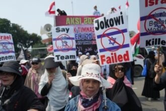 Ratusan umat Muslim turun ke jalan untuk memprotes partisipasi tim Israel di Piala Dunia FIFA U20 di Indonesia, Jakarta, 20 Maret 2023. (Foto: AP/Achmad Ibrahim)