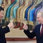 Presiden Rusia Vladimir Putin dan Presiden China Xi Jinping bersulang dalam pertemuan di Kremlin, Moskow, pada 21 Maret 2023. (Foto: Sputnik/Pavel Byrkin/Kremlin via Reuters)